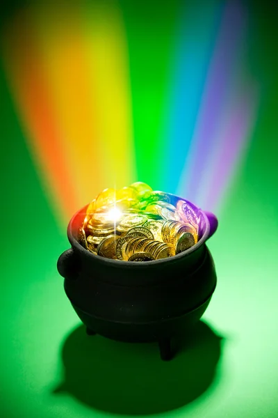 Pentola d'oro: tesoro magico del leprecauno con arcobaleno — Foto Stock