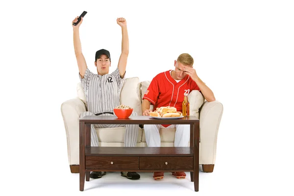 Beisebol: Amigos sentados no sofá assistindo jogo — Fotografia de Stock