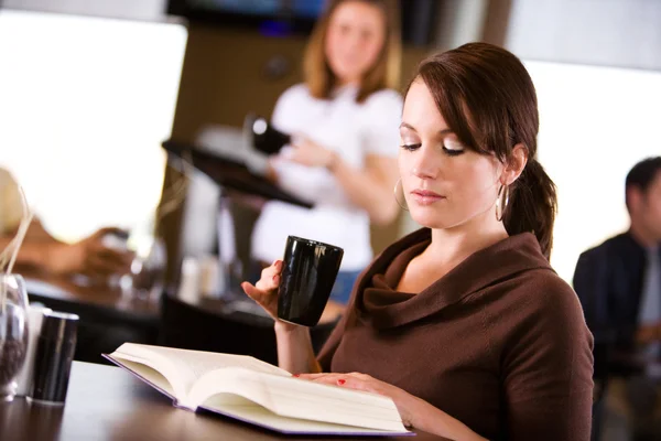 Café: Mulher Relaxada Bebendo Café e Leitura — Fotografia de Stock