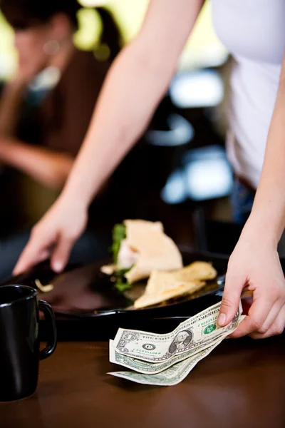 Kaffee: Server findet Trinkgeld auf dem Tisch — Stockfoto