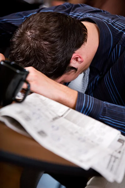 Caffè: Anonimo uomo d'affari legge la carta guardando Job Listing — Foto Stock