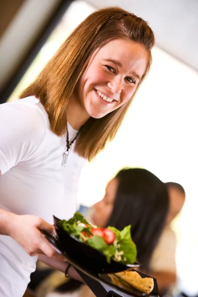 Café: servidor alegre com placa de salada — Fotografia de Stock