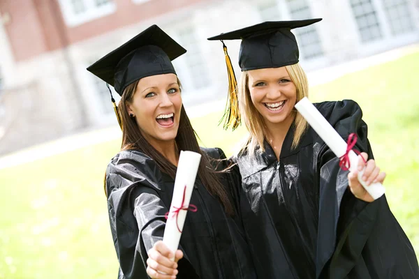 Abschluss: Freundinnen nach dem Studium zusammen — Stockfoto