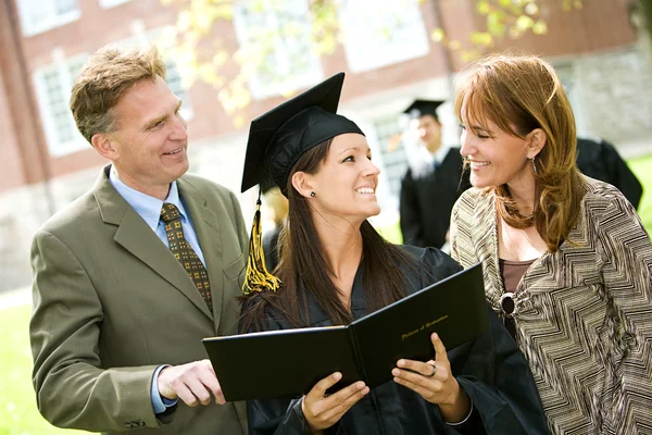 Graduación: Familia Orgullosa de Hija — Foto de Stock