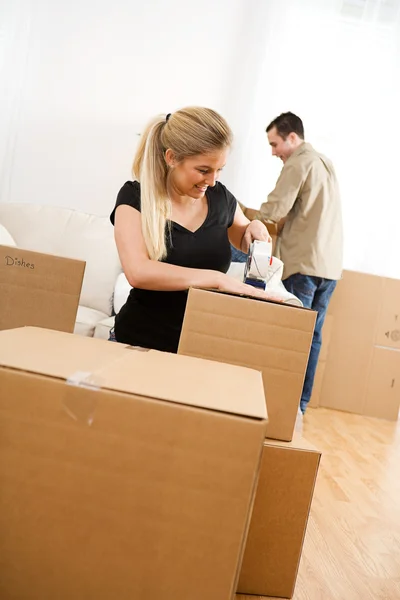 Movendo-se: Casal trabalhando na embalagem de bens — Fotografia de Stock