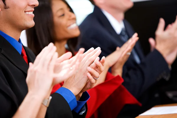 Verksamhet: Anställda applådera för ett företagsframgång — Stockfoto
