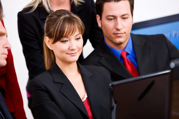 Affari: Donna conduce incontro in recensione sul computer portatile — Foto Stock