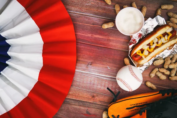 Fond de baseball avec Bunting, bière, boule et hot dog — Photo