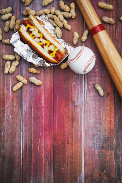 Fondo de béisbol con perro caliente, bola y murciélago — Foto de Stock