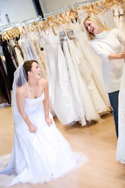 Noiva: Mulher vestindo vestido e rindo de amigo — Fotografia de Stock