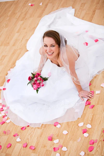 Bride: Laughing Bride With Bouquet and Petals — Stock Photo, Image