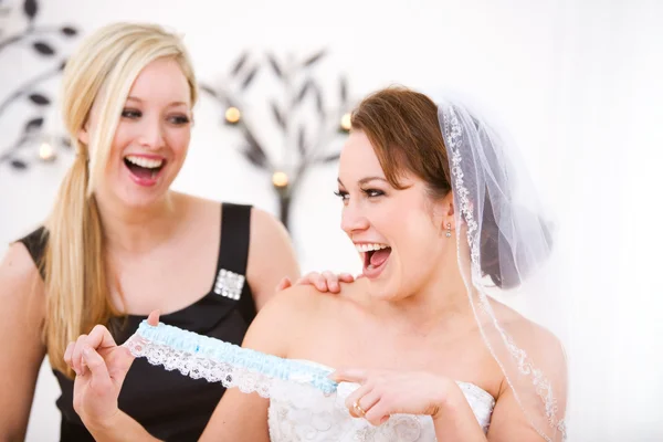Menyasszony: A menyasszony játszik a kék harisnyatartó — Stock Fotó