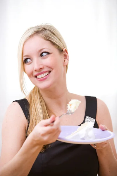 Novia: Dama de honor comiendo pastel —  Fotos de Stock