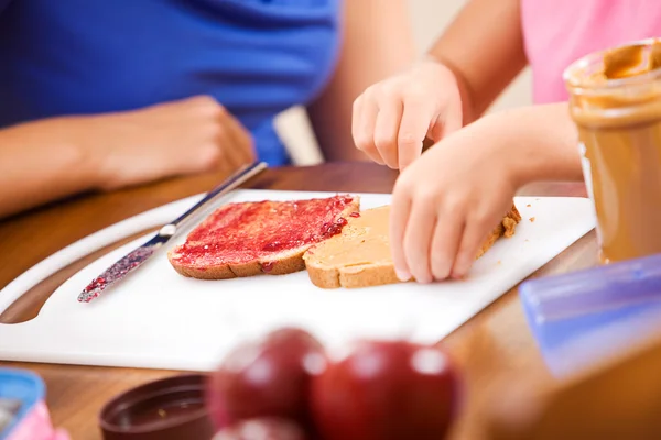 Schüler: Mädchen macht ein gesundes Schulessen — Stockfoto