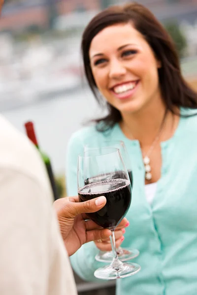 Vinho: Concentre-se no copo de vinho enquanto o casal conversa — Fotografia de Stock