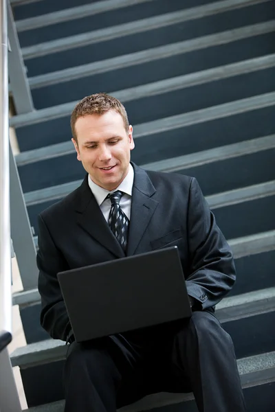 Bedrijf: Zakenman neemt een pauze van Office en Works op Sta — Stockfoto