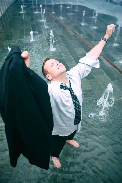 Obchodník bere Break z práce v Fountain — Stock fotografie