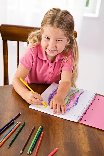 Utbildning: Söt flicka ritning Rainbow vid bord med färgade Penci — Stockfoto