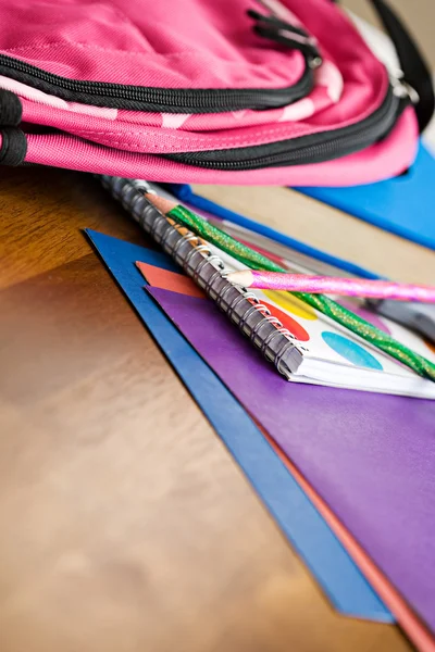 Educação: Novos materiais escolares na tabela — Fotografia de Stock