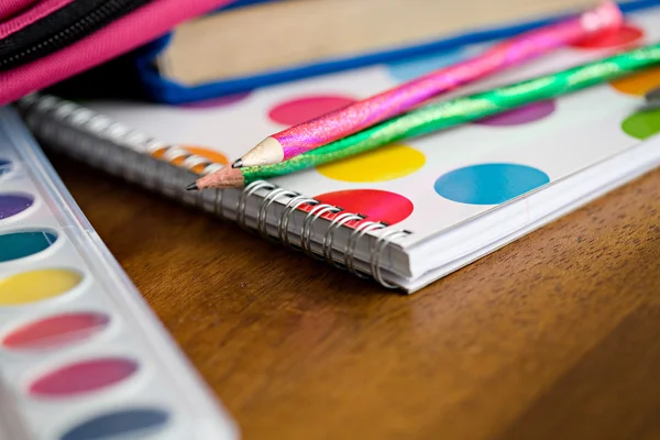 Educación: Enfoque en los lápices en la parte superior del cuaderno —  Fotos de Stock