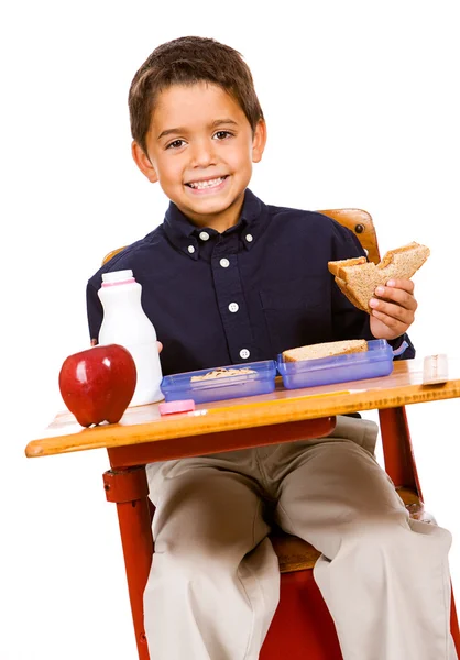 Estudante: menino leva uma mordida de sanduíche — Fotografia de Stock