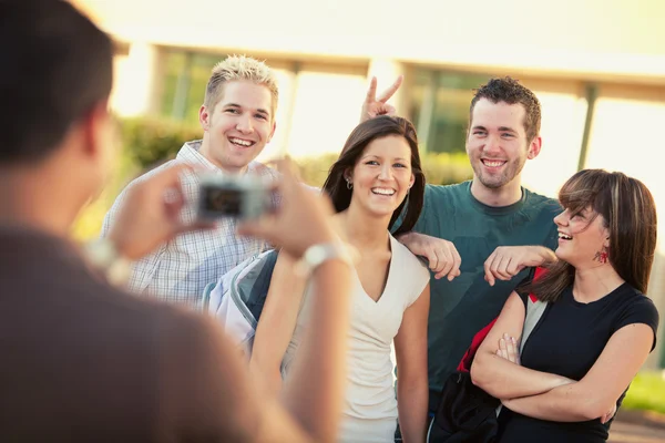College: Vrienden plezier voor Camera — Stockfoto