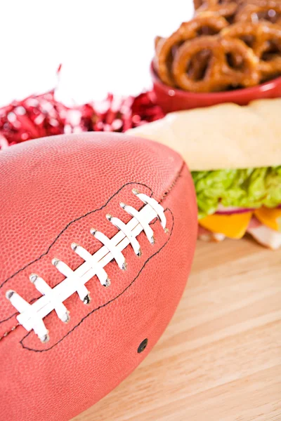 Voetbal met gameday snacks — Stockfoto