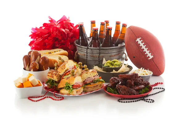 Футбол: Еда в день игры и вещи готовы к вечеринке — стоковое фото