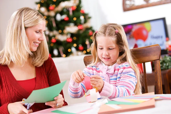 Natale: Artigianato divertente per la famiglia che fa catena di carta — Foto Stock