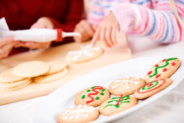 Natale: concentrarsi sui biscotti di Natale decorati sul piatto — Foto Stock