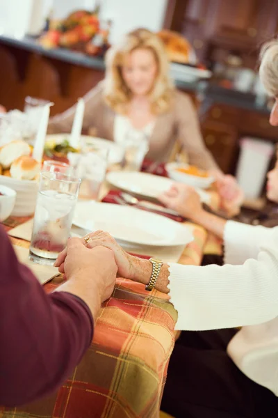 Acción de Gracias: La familia dice la oración antes de la cena de Acción de Gracias — Foto de Stock