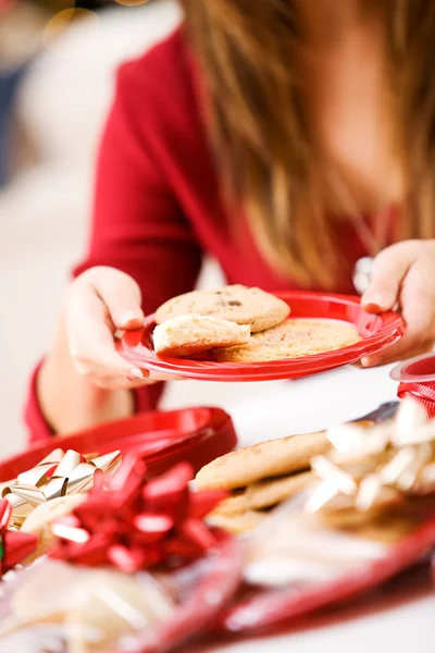Natale: donna che tiene il piatto dei biscotti — Foto Stock