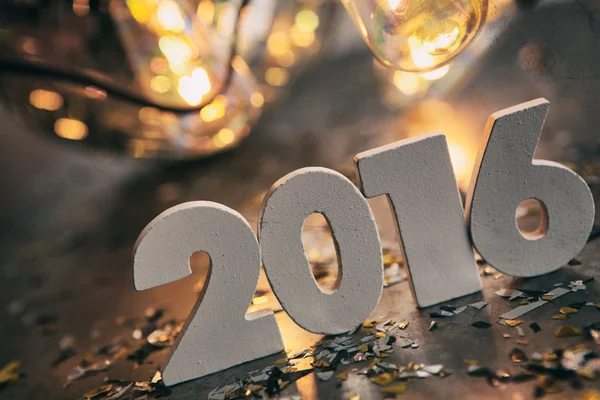 NYE: numeri per il nuovo anno 2016 con lampadine antiche e Confetti Foto Stock Royalty Free