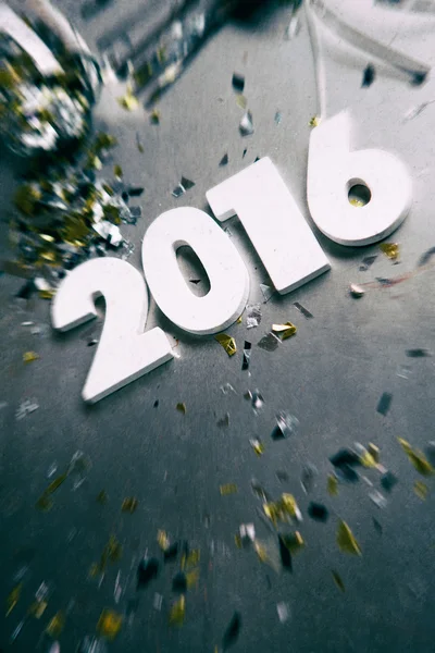 Nye: Rok 2016 Zoom wśród partii konfetti — Zdjęcie stockowe
