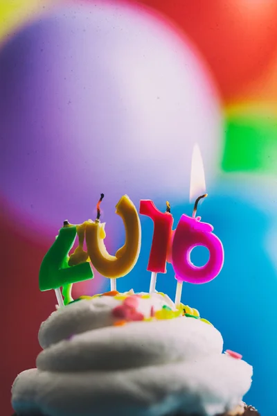 幸せな新年はケーキの誕生日の蝋燭を 2016 — ストック写真