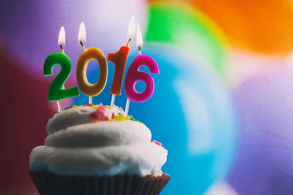 Feliz Año Nuevo 2016 Velas de cumpleaños en la torta — Foto de Stock