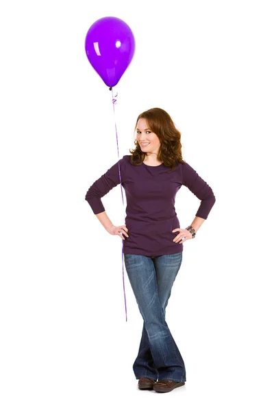 Случайный: Веселая женщина с фиолетовым шариком — стоковое фото