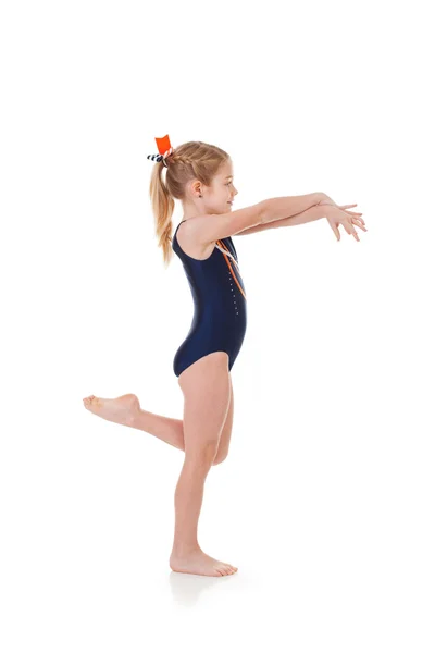 Gimnastyk: Młoda dziewczyna uderza stwarzają — Zdjęcie stockowe