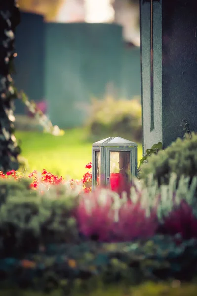 Vela Una Linterna Hierro Sobre Una Tumba Cementerio —  Fotos de Stock