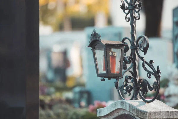 Bougie Dans Une Lanterne Fer Sur Une Tombe Dans Cimetière — Photo