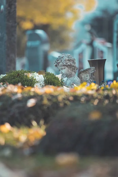 Witte Engel Een Graf Een Kerkhof Bloemen — Stockfoto