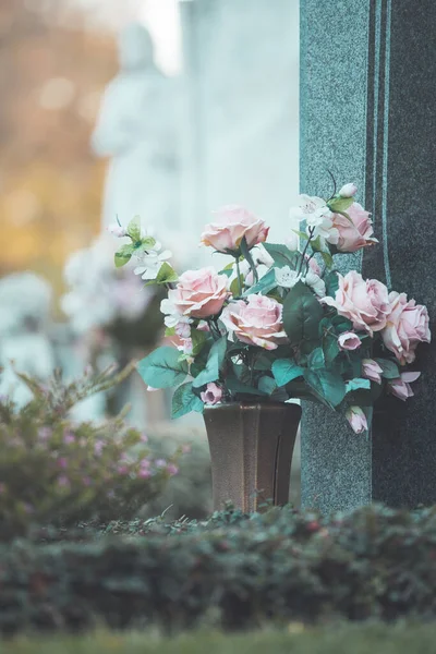 Avvicinamento Belle Rose Una Tomba Cimitero — Foto Stock