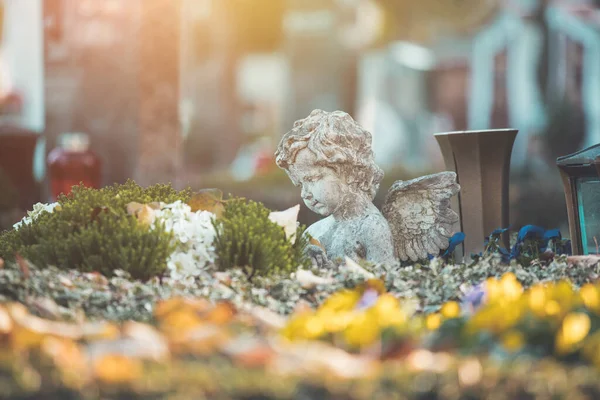 Ángel Sobre Una Tumba Cementerio Flores — Foto de Stock