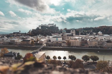 Sonbahar mevsiminde Salzburg tarihi bölgesi, güneşli renkli yapraklar ve renkler, Avusturya