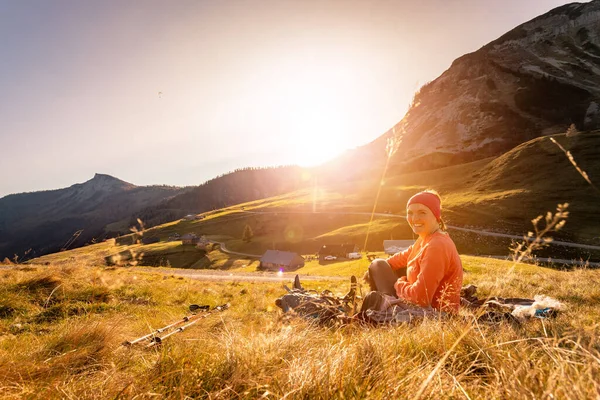 Mujer Ropa Deportiva Está Disfrutando Puesta Sol Las Montañas Sentado — Foto de Stock