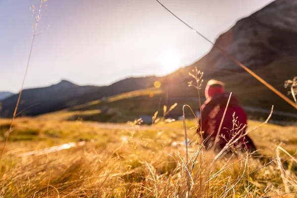 Mulher Sportswear Está Desfrutando Pôr Sol Nas Montanhas Sentado Chão — Fotografia de Stock