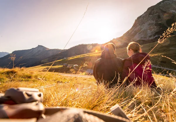 Pareja Ropa Deportiva Disfrutar Puesta Sol Las Montañas Sentado Suelo — Foto de Stock