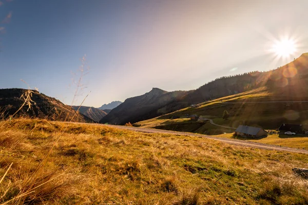 Beautiful Scenic Mountain Scenery Huts Warm Colors Sundown — Stock Photo, Image