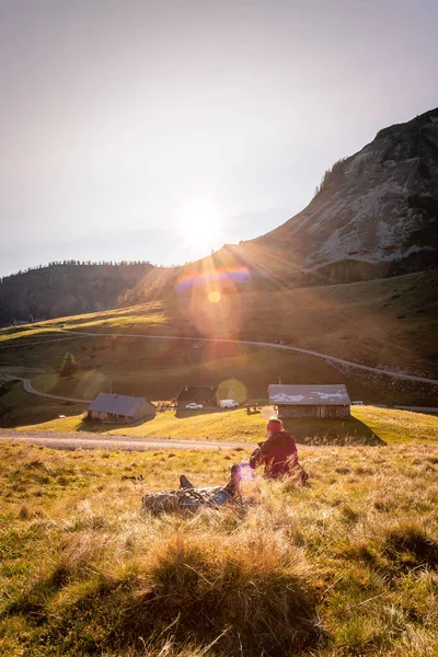 Vrouw Sportkleding Geniet Van Zonsondergang Bergen Zitten Grond Genieten Van — Stockfoto