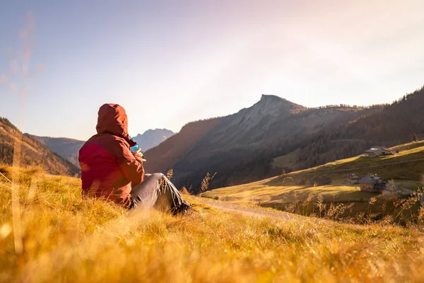 Vrouw Sportkleding Geniet Van Zonsondergang Bergen Zitten Grond Genieten Van — Stockfoto